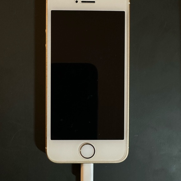 UNLOCKED iPhone SE 32 GB with box, charger (charging cable & plug) & earbuds - Picture 3 of 8